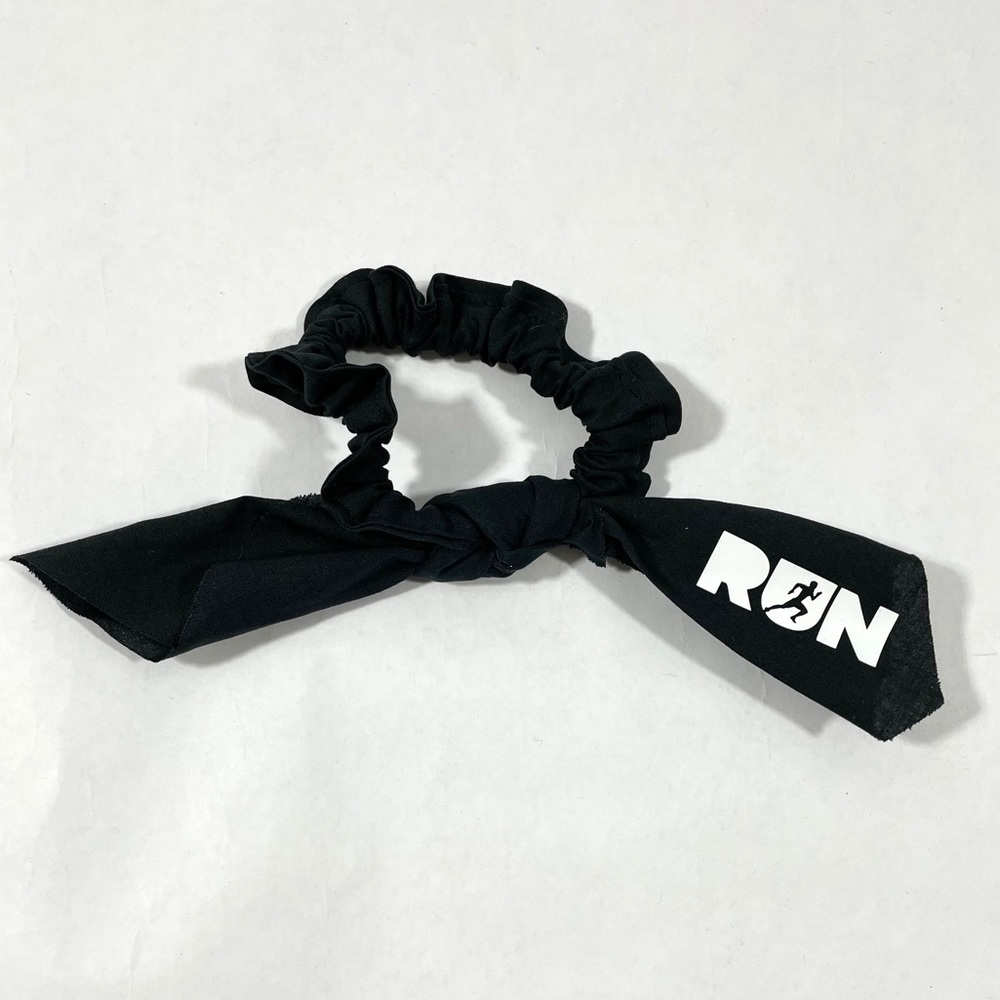 RUN‎ scrunchie